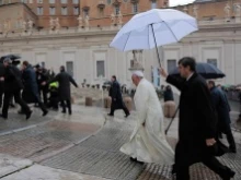 Pop Francis ascends the stairs leading up to the platform from which he will speak during his Feb. 5, 2014 General Audience 