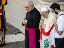 Pope Francis holds the flag of Lebanon and prays during his general audience on Sept. 2, 2020. Credit: Daniel Ibanez/CNA.