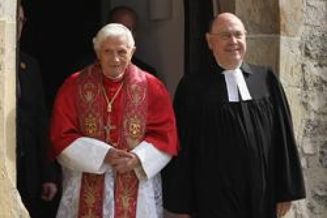 Pope Benedict XVI and Nikolaus Schneider walk to an ecumenical devotion Credit Sean Gallup Getty Images CNA World Catholic News 9 23 11