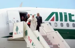 Pope Benedict XVI arrives in Lebanon. ?w=200&h=150