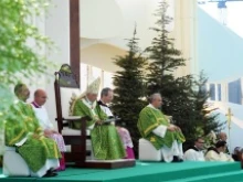 \Pope Benedict XVI celebrates Mass in Beirut with the presentation of the Apostolic Exhortation. 