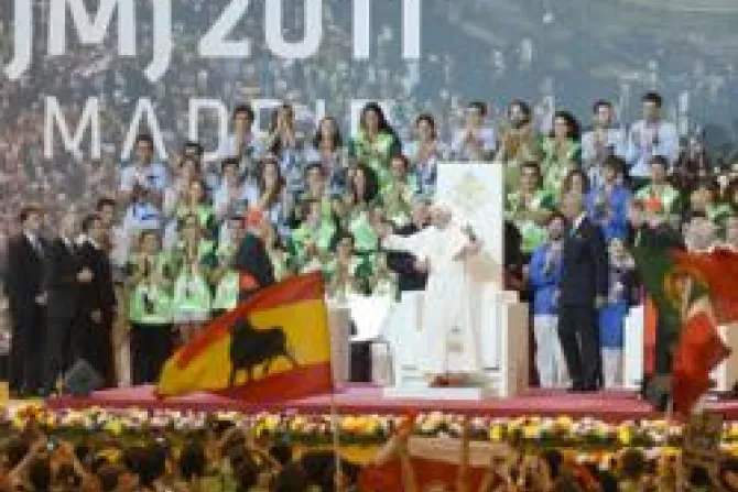 Pope Benedict XVI gives a special address to WYD 2011 volunteers Credit Official WYD Flickrcom Madrid11 CNA340x269 World Catholic News 8 21 11