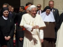 Pope greets crowd of religious women 