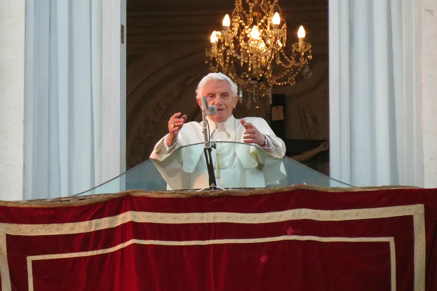 Pope Benedict says goodbye to the thousands of people who came to Castel Gandolfo to show their support. ?w=200&h=150