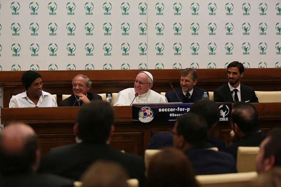 (L-R) Ronaldinho, José María del Corral, Pope Francis, Enrique Palmeyro, and Bryan Ruiz announce the Match for Peace at a Vatican press conference, Feb. 3, 2016. ?w=200&h=150