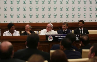 (L-R) Ronaldinho, José María del Corral, Pope Francis, Enrique Palmeyro, and Bryan Ruiz announce the Match for Peace at a Vatican press conference, Feb. 3, 2016.   Daniel Ibanez/CNA.
