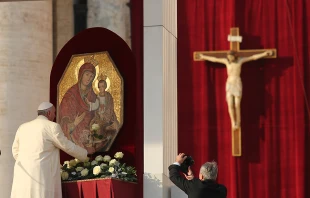 Pope Francis gives a rose to Mary in St. Peter's Square at the General Audience, Dec. 9, 2015.   Daniel Ibanez/CNA.