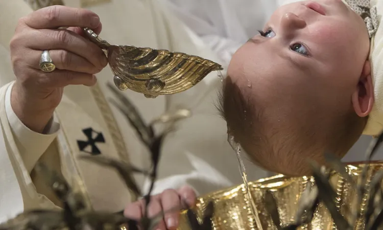 Pope Francis 6 baptizes infants in the Sistine Chapel on January 10 2016 Credit LOsservatore Romano CNA 1 10 16
