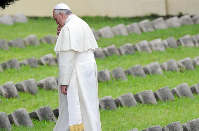 Pope Francis visits the Austro-Hungarian cemetery in Fogliano Sept. 13, 2014 to pray and pay a tribute to the fallen on the battlefield during WWI. ?w=200&h=150