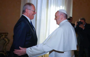 Pope Francis and President Pedro Pablo Kuczynski.  ANDINA Prensa Presidencia/ Andres Valle.