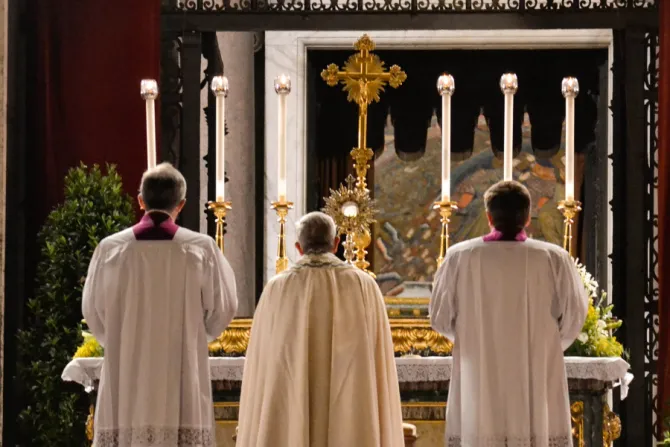 Pope Francis At June 2014 Eucharistic Procession Credit Daniel Ibanez CNA CNA
