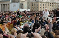Pope Francis moves through the crowd at the April 3, 2013 general audience. ?w=200&h=150