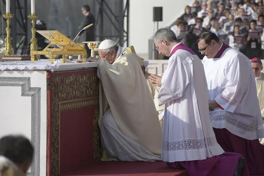 Pope Francis celebrates Mass in Milan on the Feast of the Annunciation of Mary on March 25, 2017. ?w=200&h=150