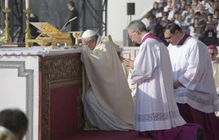 Pope Francis celebrates Mass in Milan on the Feast of the Annunciation of Mary on March 25, 2017.   L'Osservatore Romano.