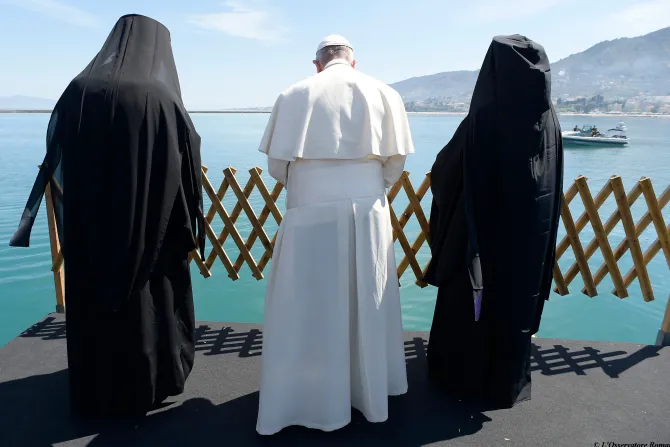 Pope Francis Patriarch Bartholomew and Archbishop Ieronymos Look At The Sea From Lesbos April 16 2016 Credit LOR
