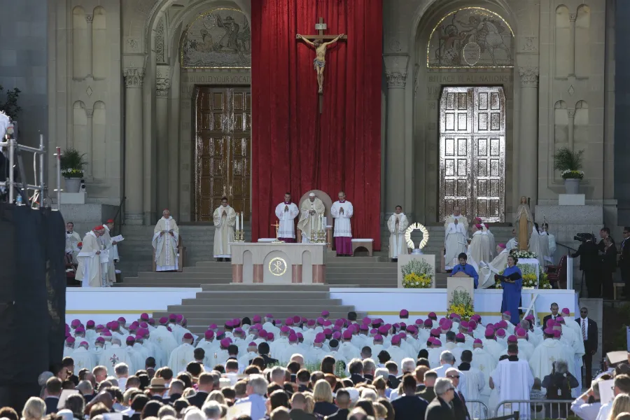 Pope Francis says Mass for the canonization of Saint Junipero Serra at Washington D.C.'s Basilica of the National Shrine of the Immaculate Conception, Sept. 23, 2015. ?w=200&h=150