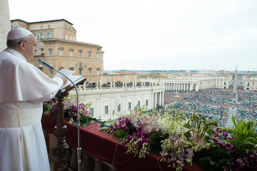 Pope Francis gives the Urbi et Orbi blessing April 5, 2015. ?w=200&h=150