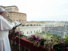 Pope Francis gives the Urbi et Orbi blessing April 5, 2015. 