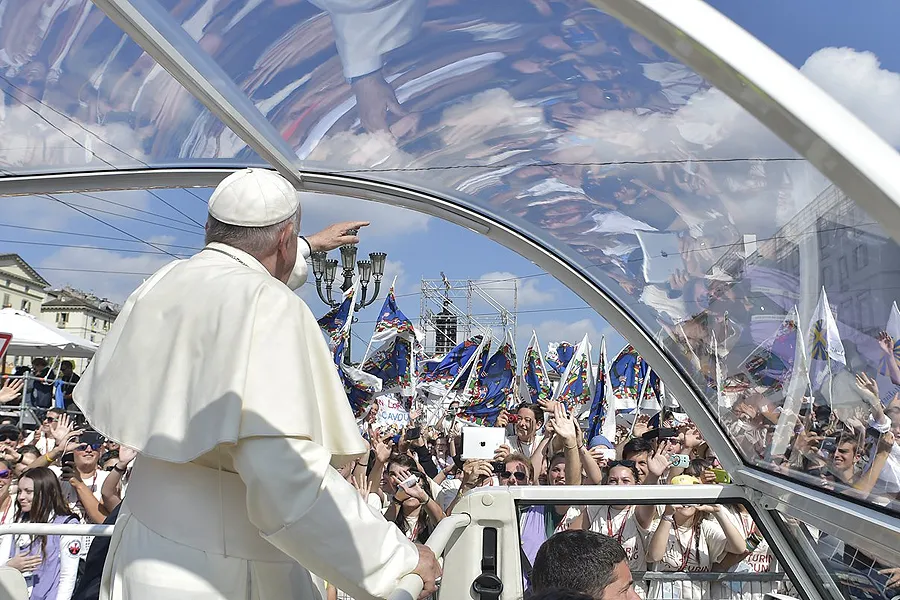 Pope Francis before the Eucharistic celebration in Piazza Vittorio Veneto, Turin on June 21, 2015. ?w=200&h=150