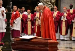 Pope Francis administers last rites to Cardinal Simon Lourdusamy during his funeral Mass on June 5, 2014. ?w=200&h=150