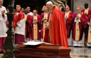 Pope Francis administers last rites to Cardinal Simon Lourdusamy during his funeral Mass on June 5, 2014.   Daniel Ibáñez/CNA.