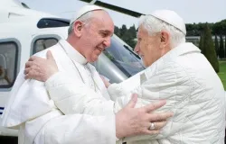 Pope Francis embraces Benedict XVI (?w=200&h=150