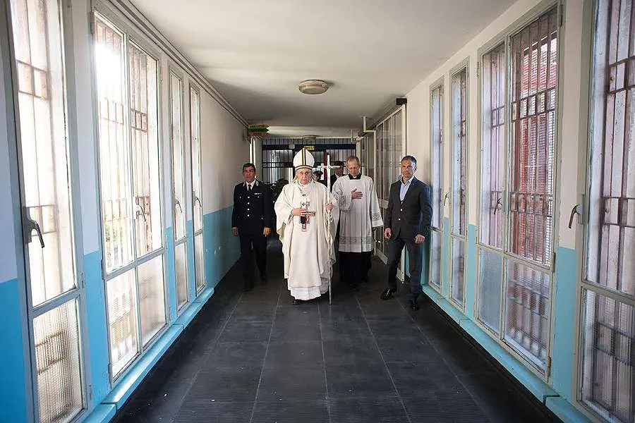 Pope Francis arrives at Rebibbia prison in Rome for the Holy Thursday Mass, April 2, 2015. ?w=200&h=150