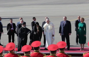 Pope Francis arrives at the Tbilisi airport in Georgia Sept. 30, 2016.   Alan Holdren/CNA.