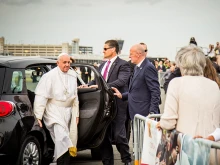 Pope Francis arrives in Philadelphia in a Fiat. 