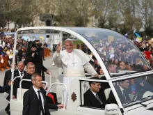 Pope Francis greets the faithful of Naples from the Popemobile, March 21, 2015. 