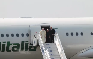 Pope Francis arrives in the Central African Republic Nov 29, 2015.   Martha Calderón/CNA.