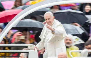 Pope Francis waves at a rainy general audience April 10, 2019.   Lucia Ballester/CNA.