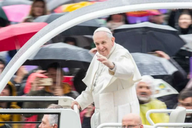 Pope Francis waves at a rainy general audience April 10, 2019. Credit: Lucia Ballester/CNA.