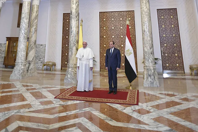 Pope Francis at the Presidential Palace in Heliopolis with President Abdel Fattah el Sisi during his apostolic visit to Egypt on April 28 2017 Credit LOsservatore Romano 1 CNA