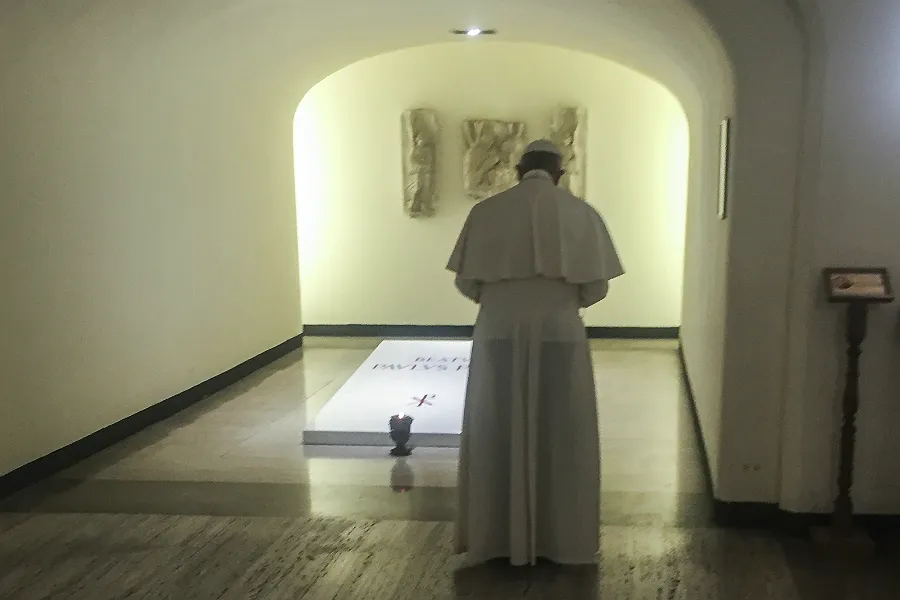Pope Francis prays at the tomb of Bl. Paul VI beneath St. Peter's Basilica, Aug. 6, 2017. ?w=200&h=150