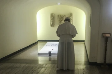Pope Francis at the tomb of Paul VI Aug 6 2017 Credit LOR CNA