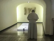 Pope Francis prays at the tomb of Bl. Paul VI beneath St. Peter's Basilica, Aug. 6, 2017. 