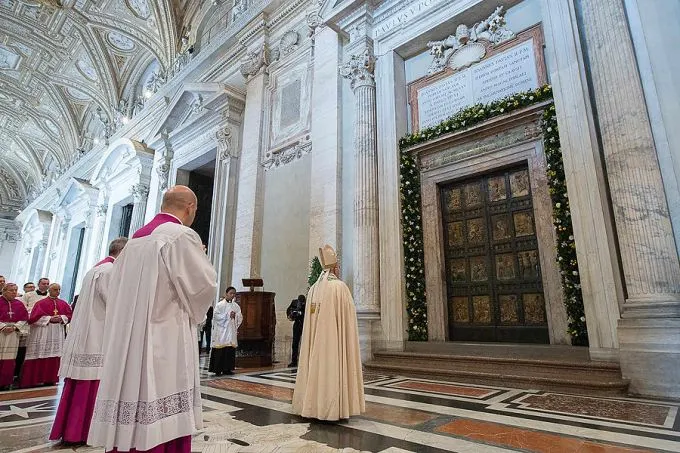 Pope Francis before the Holy Door of St. Peter's Basilica during the convocation of the Jubilee of Mercy, April 11, 2015.?w=200&h=150