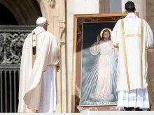 Pope Francis before the image of Jesus of Divine Mercy April 8, 2018. 