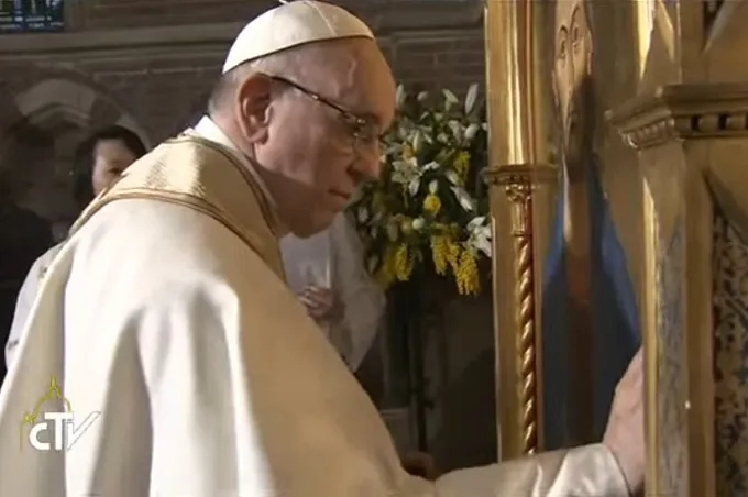 Pope Francis blesses an icon of ?w=200&h=150