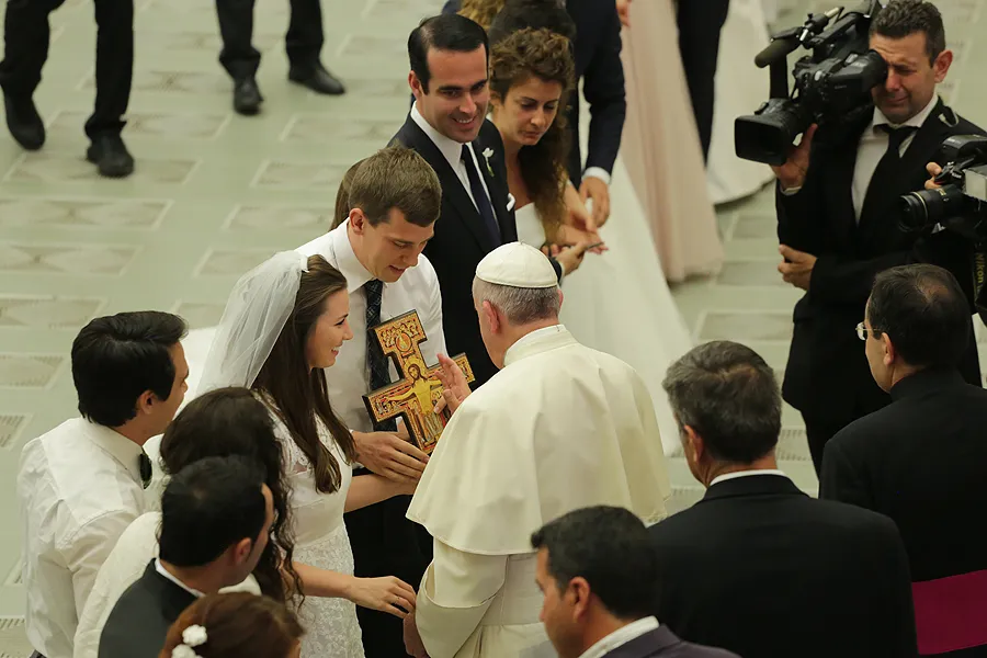     Pope Francis blesses newly married couples at the general audience in Vatican City on August 5, 2015. ?w=200&h=150