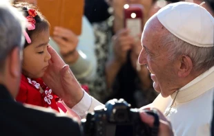 Pope Francis blesses pilgrims during his Oct. 11, 2017 general audience in St. Peter's Square.   Daniel Ibáñez/CNA.