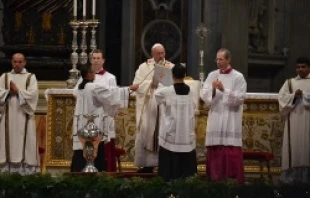 Pope Francis blesses sacred oils during the Chrism Mass at St. Peter's Basilica on April 17, 2014.   Daniel Ibáñez/CNA.