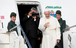 Pope Francis boards his flight to Geneva June 21, 2018.   Daniel Ibáñez/CNA.