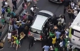 Pope Francis' car is swarmed by pilgrims as he makes his way to Guanabara Palace on July 22, 2013. ANSA/FERMO IMMAGINE SKY.