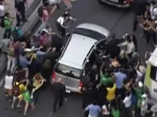 Pope Francis' car is swarmed by pilgrims as he makes his way to Guanabara Palace on July 22, 2013. ANSA/FERMO IMMAGINE SKY.