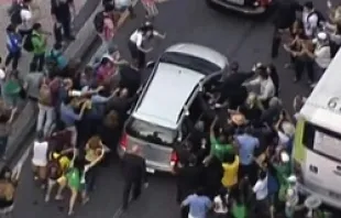 Pope Francis' car is swarmed by pilgrims as he makes his way to Guanabara Palace on July 22, 2013. ANSA/FERMO IMMAGINE SKY. 