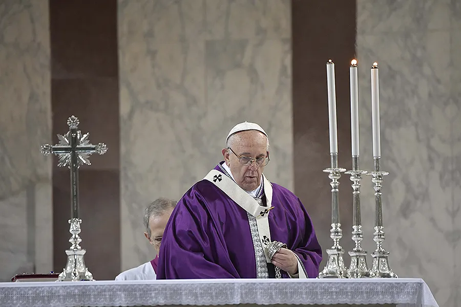Pope Francis celebrates Ash Wednesday at the Church of Sant'Anselmo all'Aventino on February 14, 2018. ?w=200&h=150