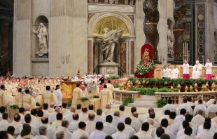 Pope Francis celebrates Holy Thrusday's Chrism Mass in St. Peter's Basilica April 2, 2015.   Bohumil Petrik/CNA.