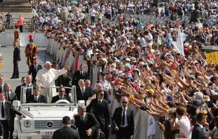 Pope Francis greets pilgrims in St. Peter's Square on Sunday, Sept. 25, 2016.   Daniel Ibanez/CNA. 